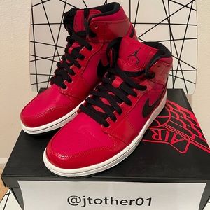 Air Jordan 1 Mid “Gym Red”.